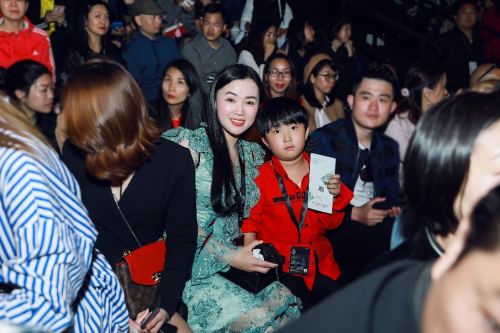 台前幕后，子依深圳时装周三大看点