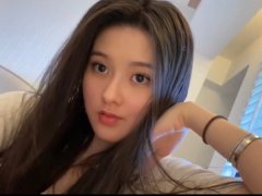 孙芸芸女儿湿发教化妆网赞：洗完头能这么美，服了！