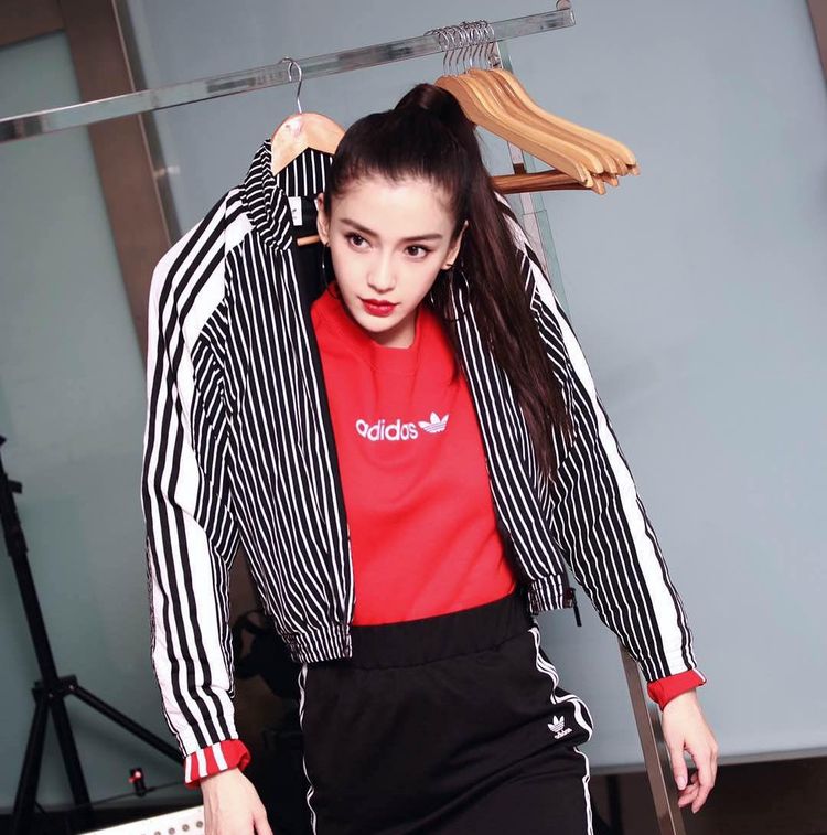 Angelababy手指戴固定器！意外被揭跟上了美甲潮流！