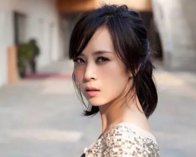 苏大强想娶的女人，撞脸海清肌肤保养得当