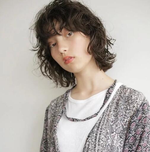 别急着修刘海！刚好在眉眼间最时髦！日本正流行的微长浏海整理术必须参考