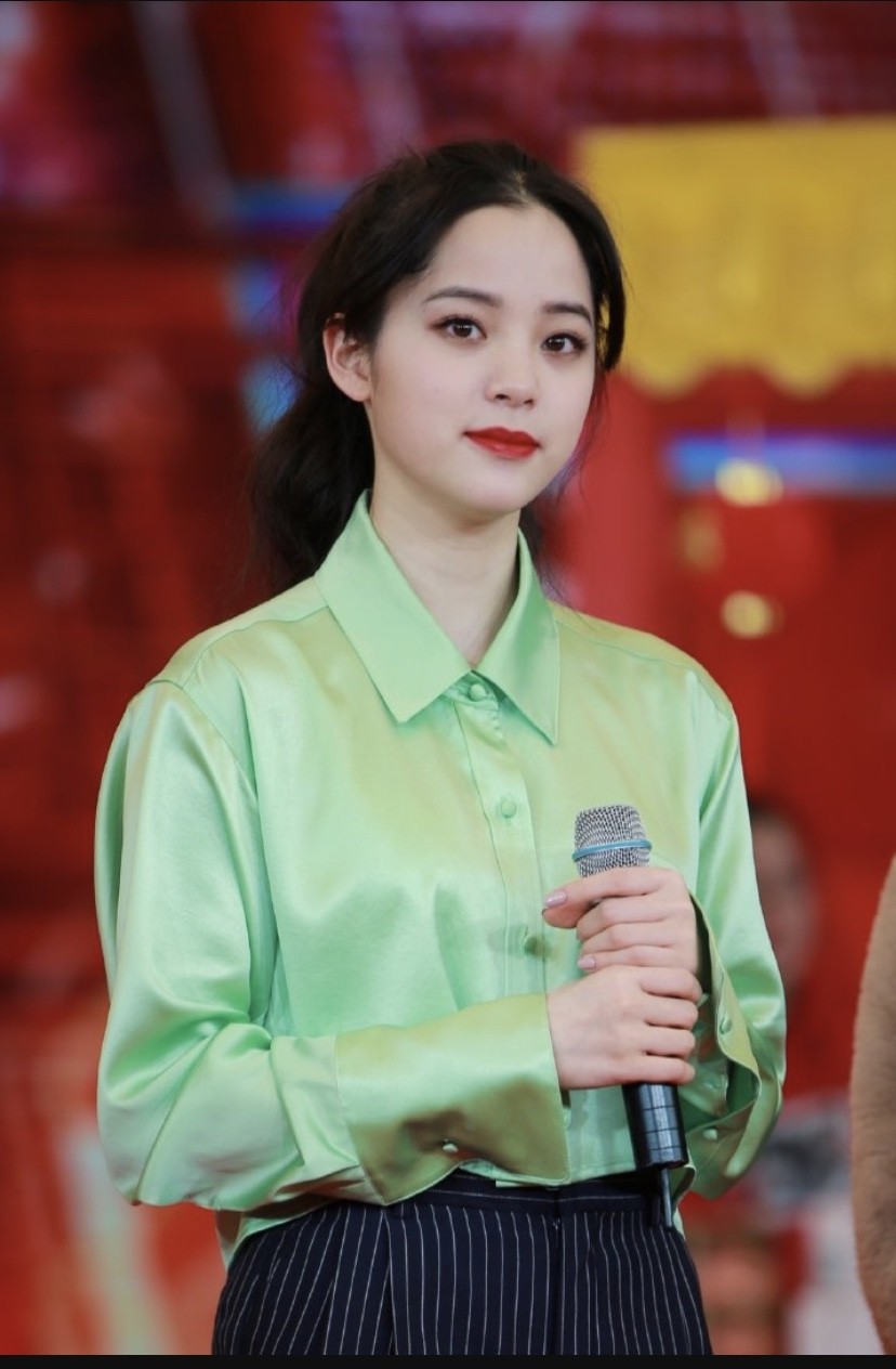 欧阳娜娜隔空撞衫Lisa！演绎“灾难苹果绿衬衫”网一面倒：她完胜