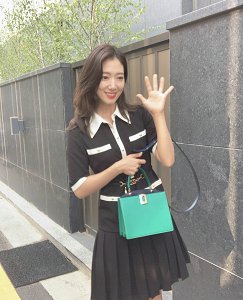 朴信惠直播带货“韩剧女主夯包”欧阳娜娜也背同款拼输赢