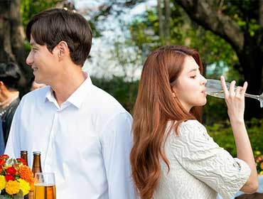 《夫妇的世界》正宫金喜爱只爱经典包、“最强小三”吕多景最爱清新风女大生必备款