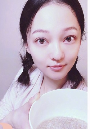张韶涵零死角少女感全靠洗澡前涂面霜、运动后吃“糖”