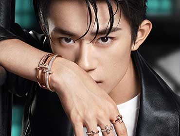 易烊千玺湿发、穿皮衣驾驭Tiffany珠宝粉丝喊帅捧小蓝盒力挺