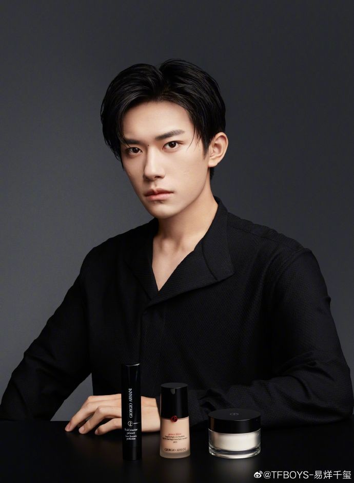 易烊千玺湿发、穿皮衣驾驭Tiffany珠宝粉丝喊帅捧小蓝盒力挺