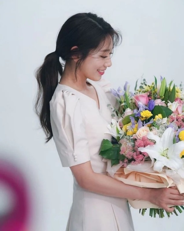 IU、朴信惠的“韩系马尾”超少女！掌握简单小技巧轻松变换三种绑法
