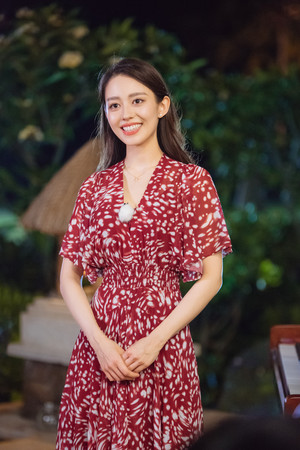 郎朗嫩妻吉娜爱丽丝戴De Beers珠宝弹琴超仙！穿LV俏皮当学人精