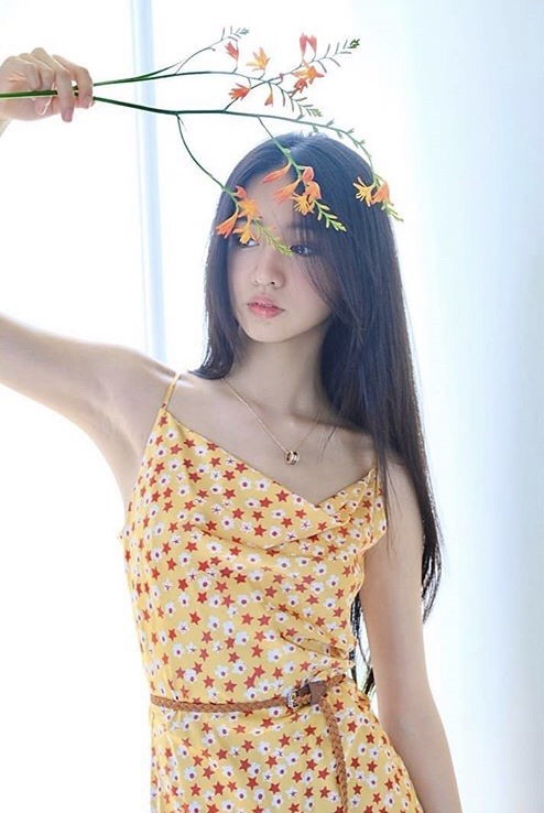 木村光希穿黄色花裙祭出性感翘臀姐姐心美用香肩锁骨PK迎战