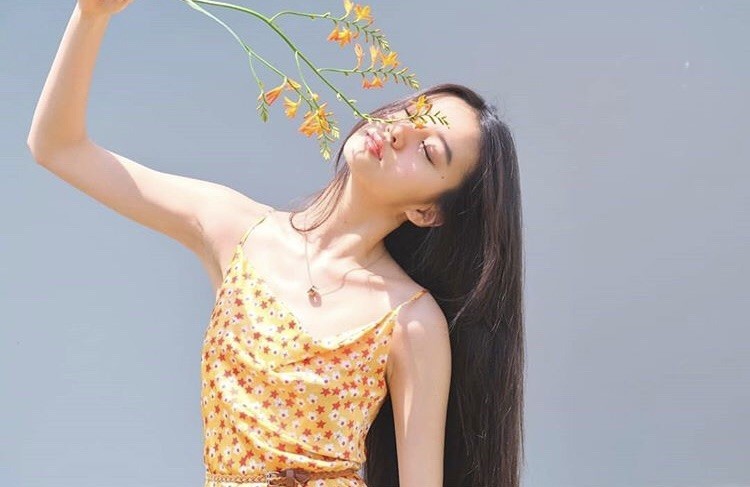 木村光希穿黄色花裙祭出性感翘臀姐姐心美用香肩锁骨PK迎战