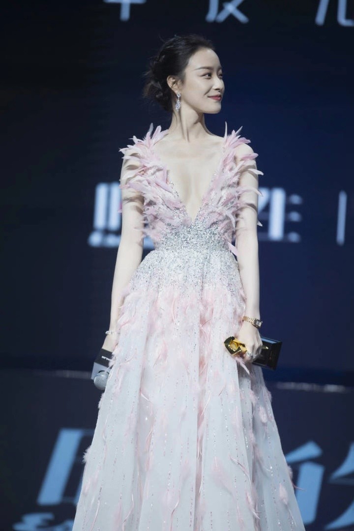 Angelababy杨颖造型师“细节出错”毁所有倪妮仙气羽毛装碾压全场