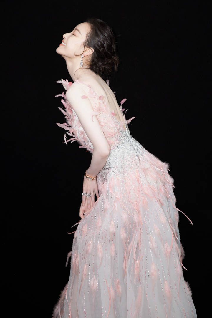 Angelababy杨颖造型师“细节出错”毁所有倪妮仙气羽毛装碾压全场