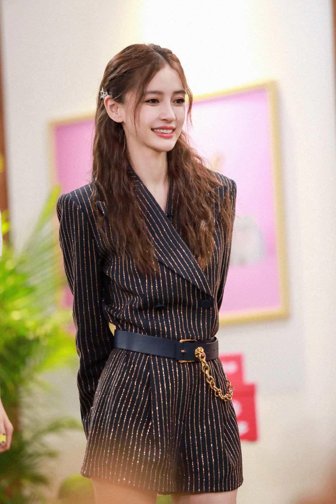 Angelababy杨颖《奔跑吧》相中“台牌”礼服梦幻亮片裙美出新高度