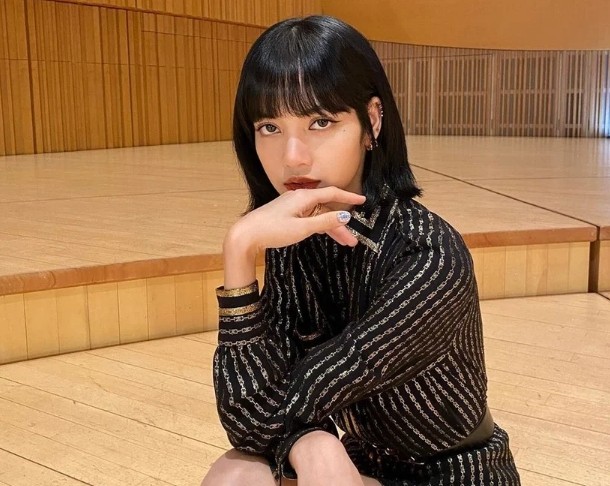 LISA剪了超夯“锁骨短发”！搭配4款轻盈卷度修饰出显嫩小脸