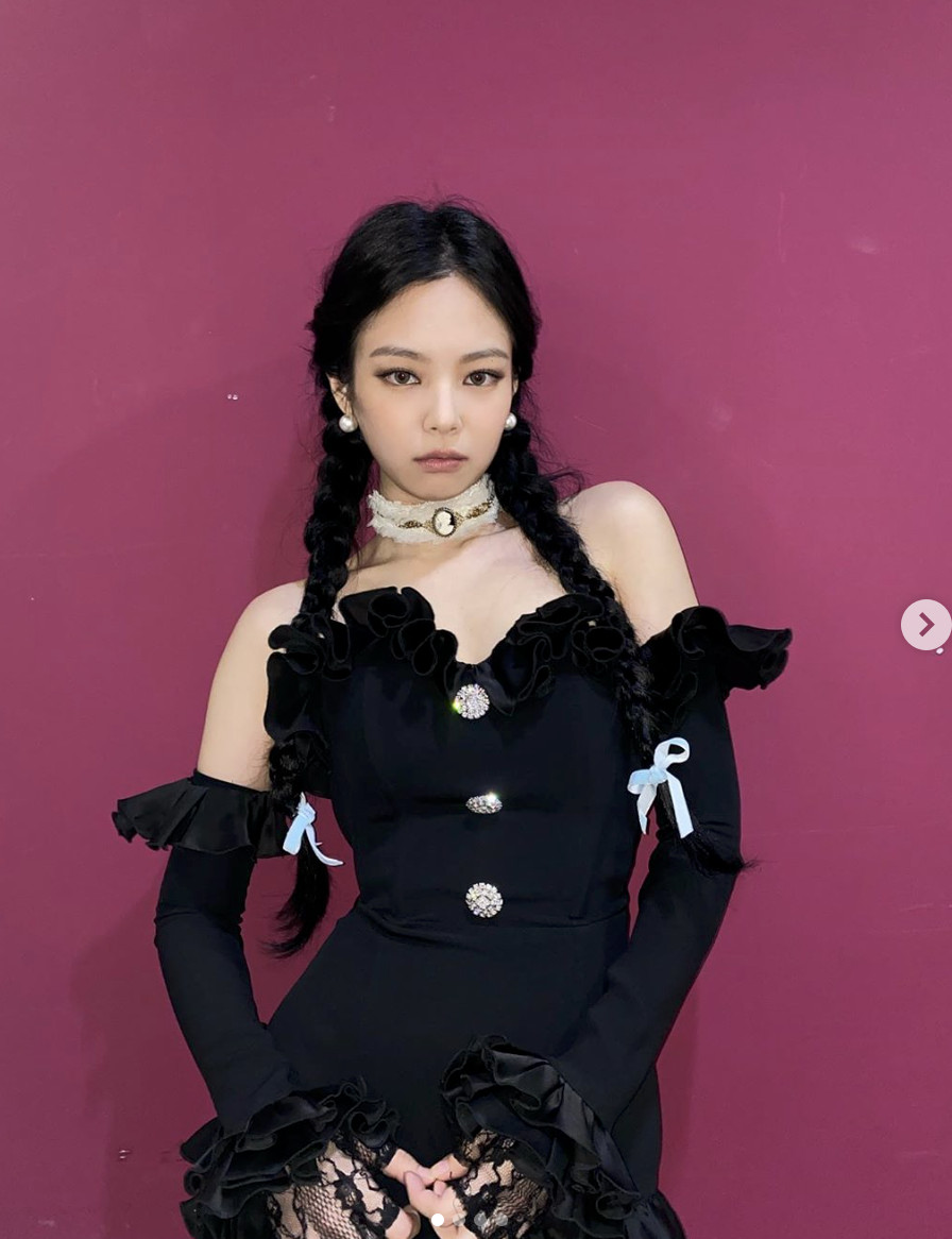 Jennie“火辣黑裙”秀傲人肩线！下秒换回白衬衫直接变乖乖牌