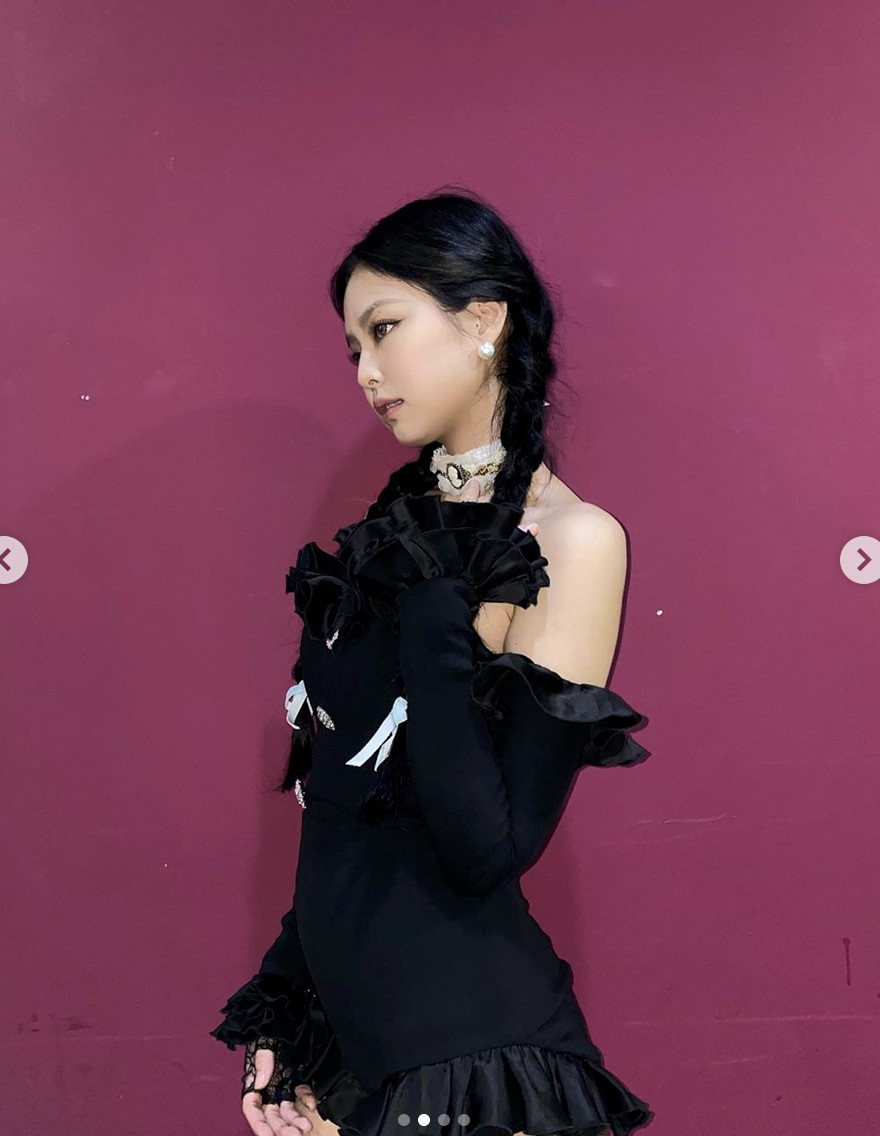 Jennie“火辣黑裙”秀傲人肩线！下秒换回白衬衫直接变乖乖牌