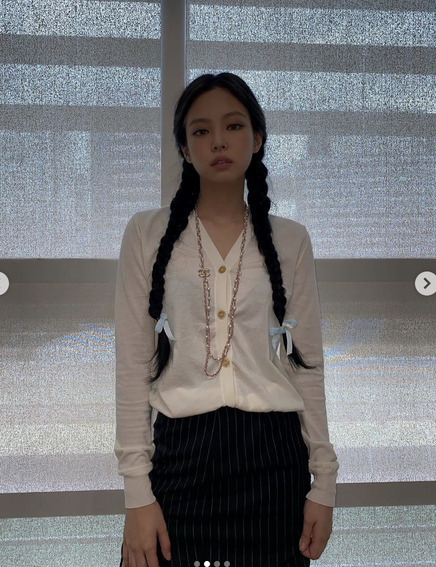 Jennie“火辣黑裙”秀傲人肩线！下秒换回白衬衫直接变乖乖牌
