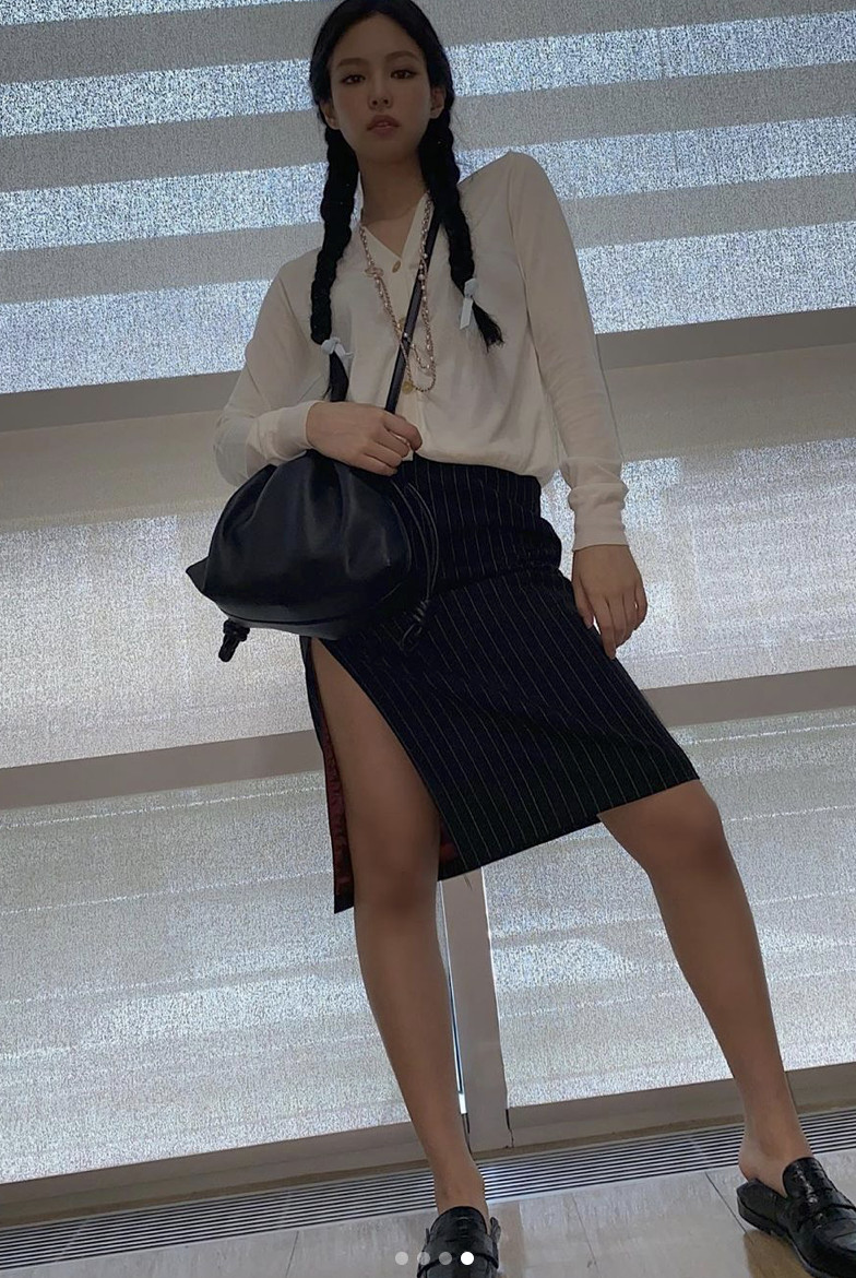 Jennie“火辣黑裙”秀傲人肩线！下秒换回白衬衫直接变乖乖牌