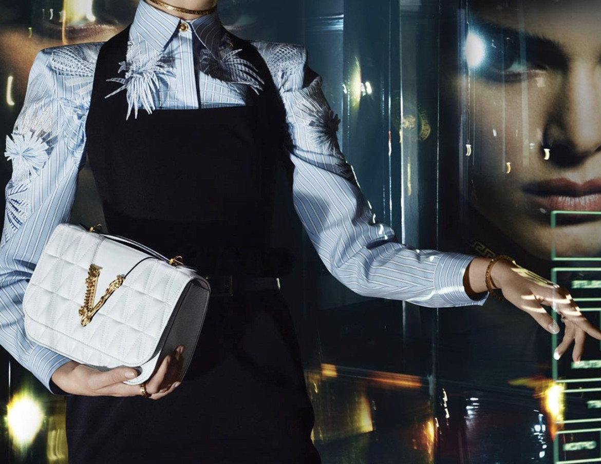 最有气场的方包！Versace “罗马女神V”坠入黑色压纹太勾魂