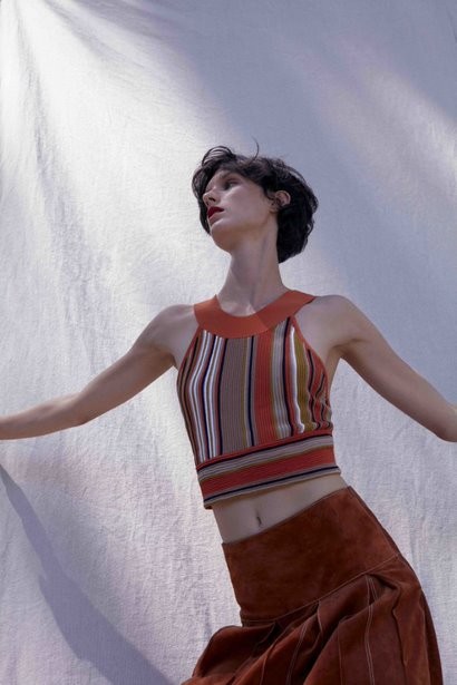 Ferragamo用“北欧风”为乱世带来平静经典Gancini再现早春系列