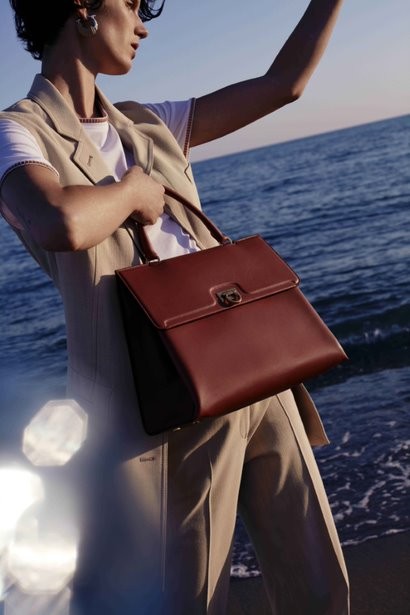 Ferragamo用“北欧风”为乱世带来平静经典Gancini再现早春系列