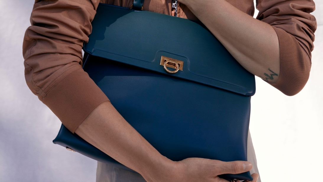 Ferragamo用“北欧风”为乱世带来平静经典Gancini再现早春系列