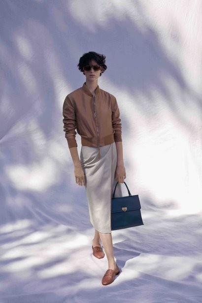 Ferragamo用“北欧风”为乱世带来平静经典Gancini再现早春系列