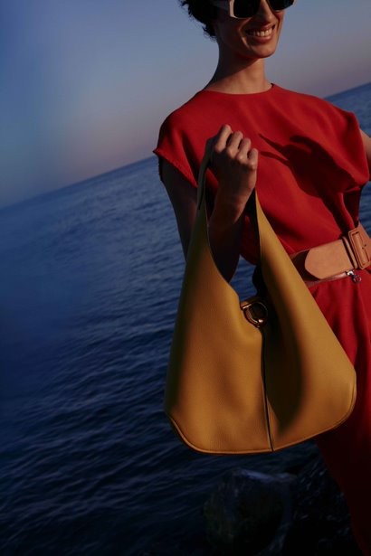 Ferragamo用“北欧风”为乱世带来平静经典Gancini再现早春系列