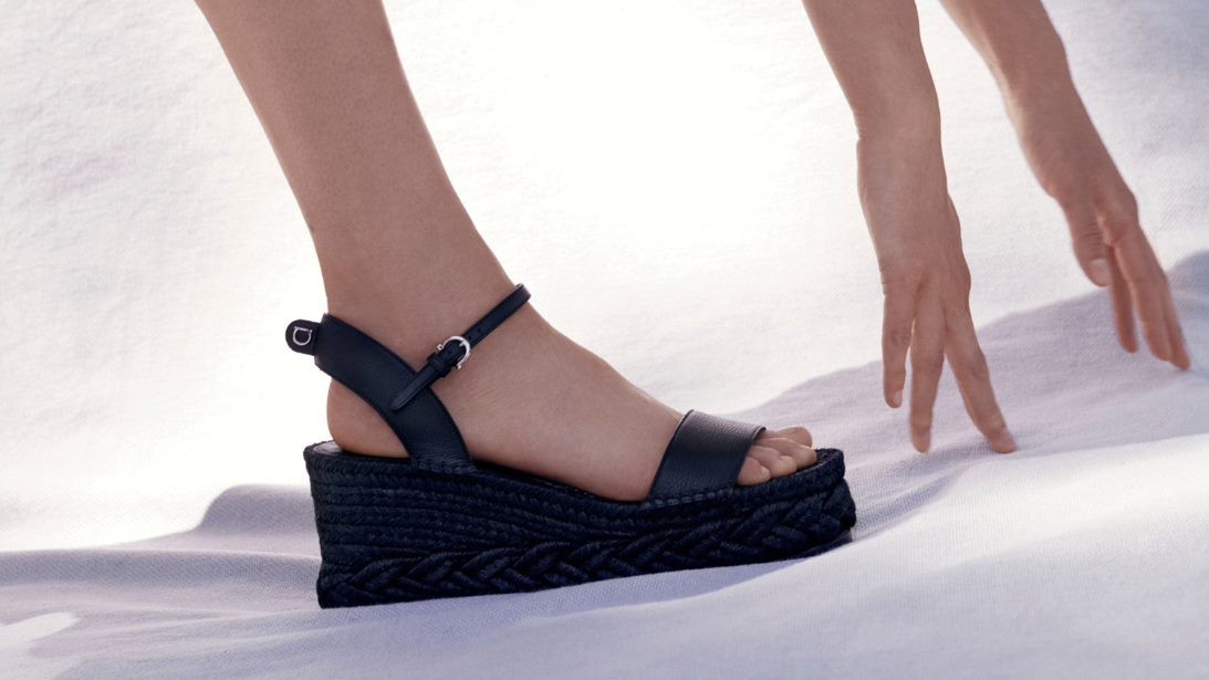 Ferragamo用“北欧风”为乱世带来平静经典Gancini再现早春系列