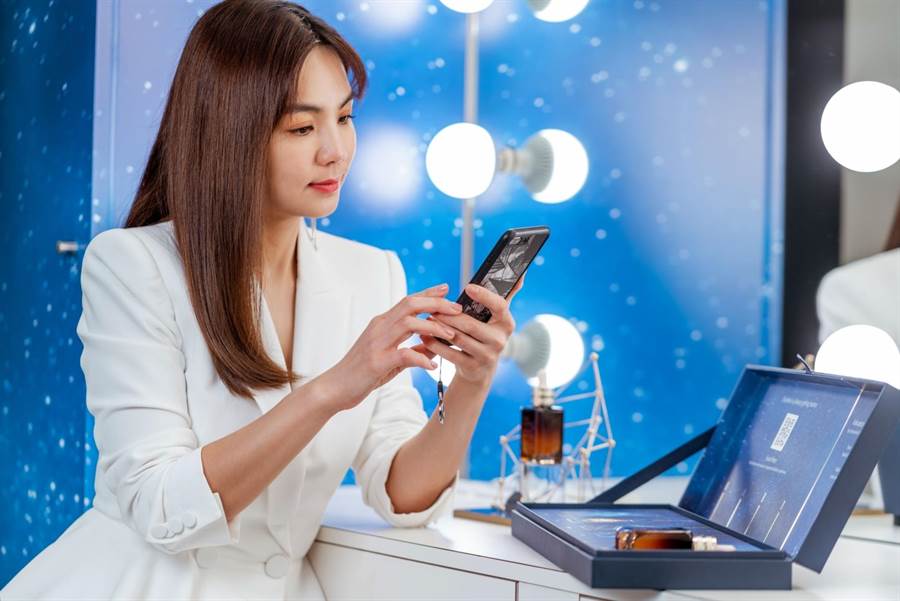女神Ella保养不手软 豪迈用雅诗兰黛小棕瓶美肌