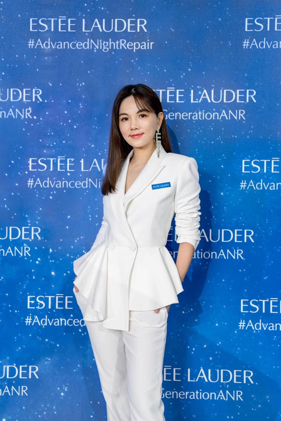 女神Ella保养不手软 豪迈用雅诗兰黛小棕瓶美肌