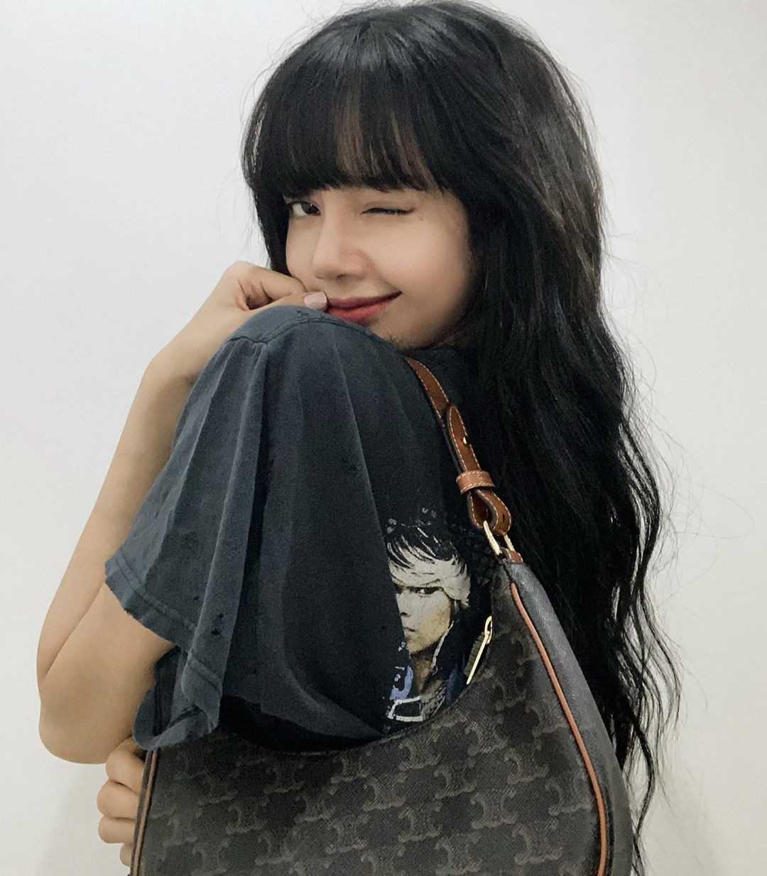 木村光希祭出美臀晒CELINE包与Lisa狠撞，就连手臂也同款细！