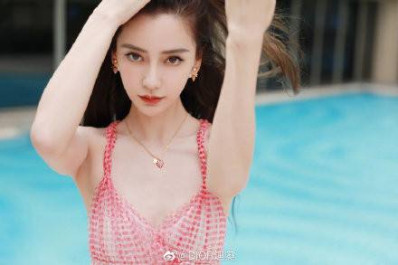 Angelababy瘦成“排骨”惨输曾之乔穿同款透视连身裙她更有料