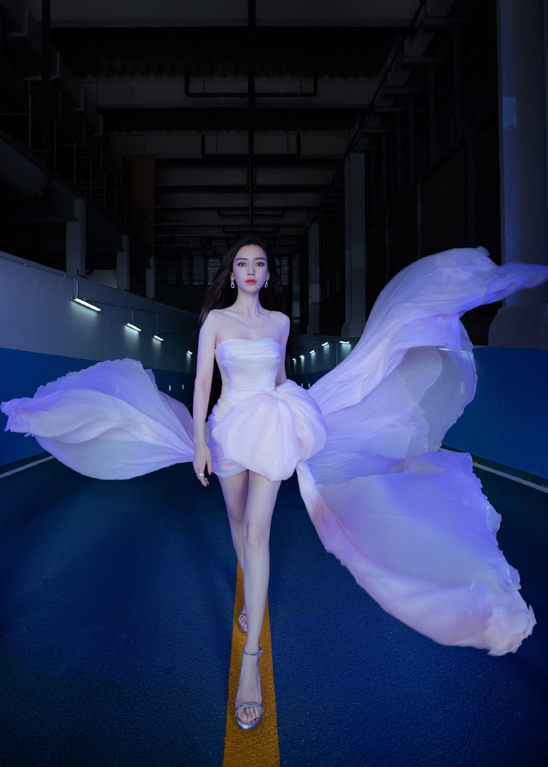 Angelababy瘦成“排骨”惨输曾之乔穿同款透视连身裙她更有料