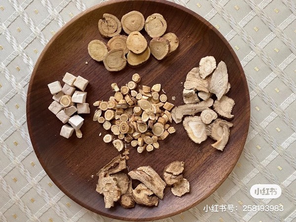 《小红书》推爆！超正53岁阿姨“美白秘方”，吸引万人收藏