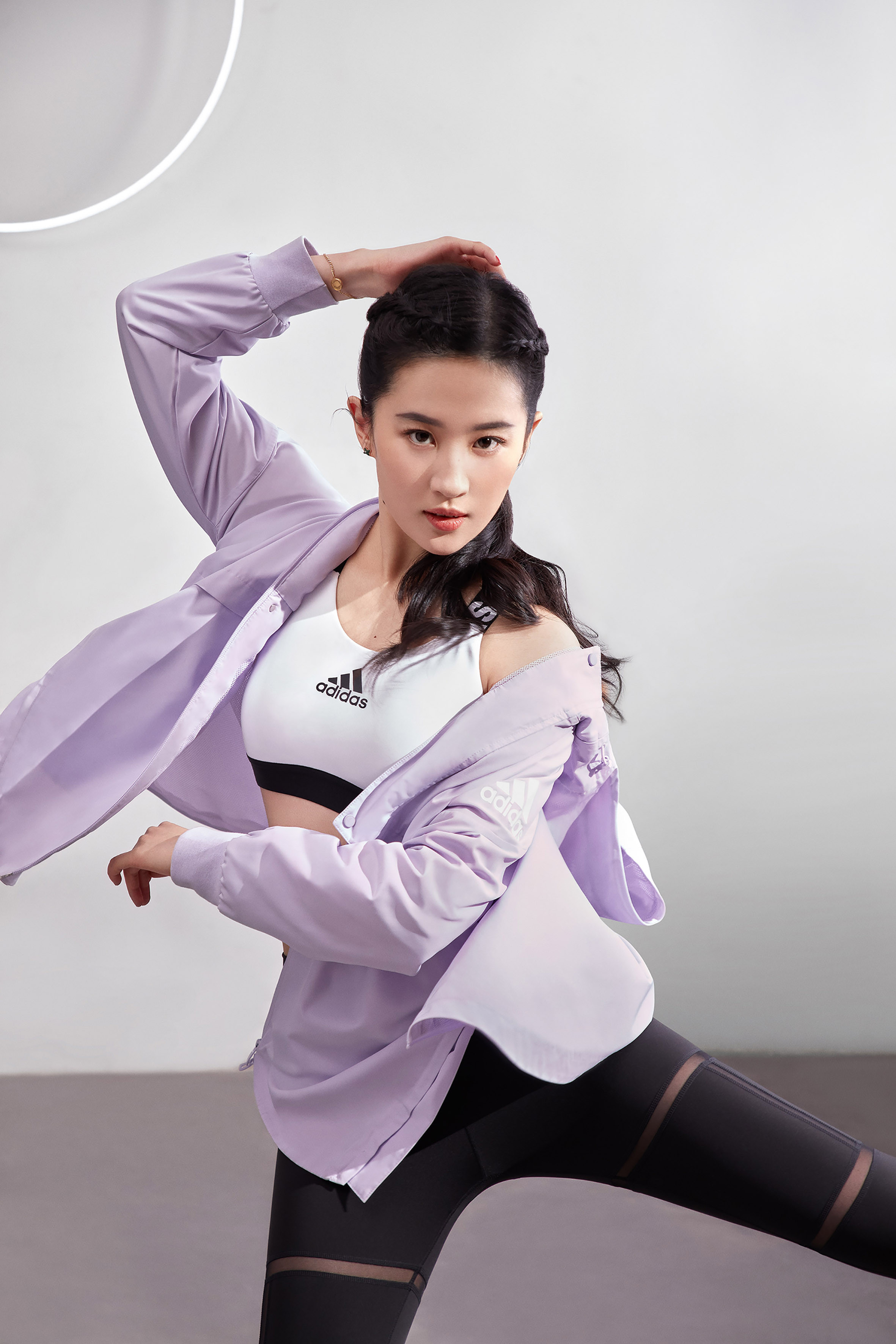 刘亦菲、孙娜恩穿同款运动装！细看“腹肌被秒杀”网：差超多