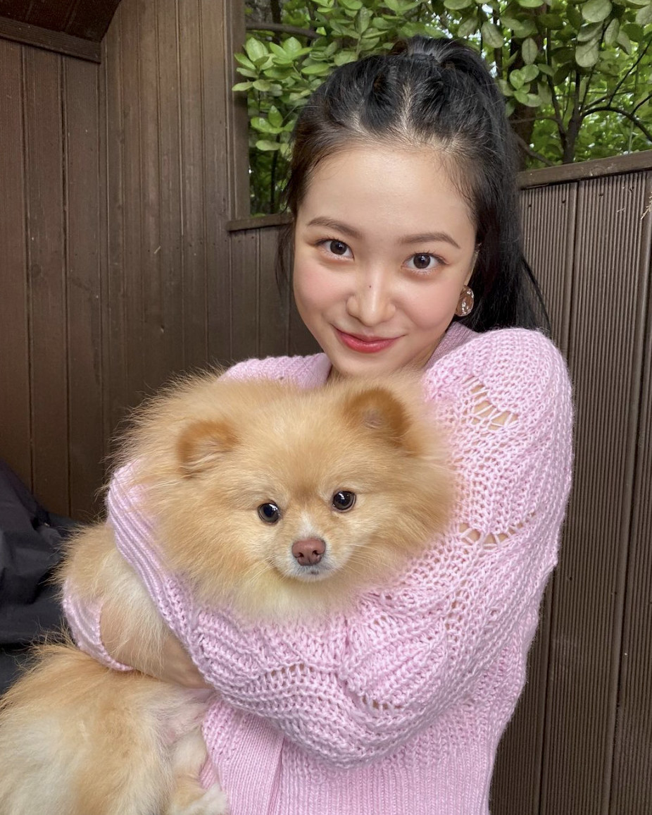 Yeri“整容级妆容”差点认不出！干练西装上身彻底转大人
