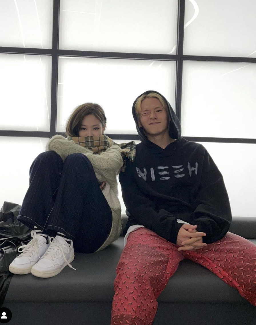 Jennie穿ZARA摆拍！“拼布针织衫”网惊：以为是精品