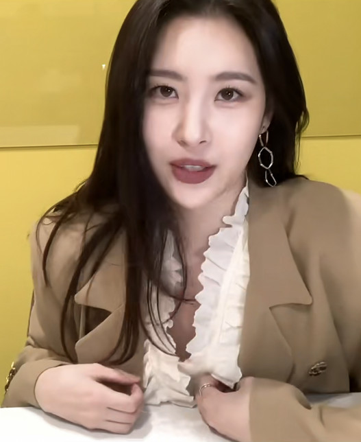 宣美随身不离气垫粉饼跟口红颜色太美网友：跪求色号！