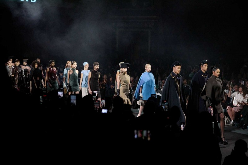 胡兵十年之约压轴伦敦时装周闭幕大秀,成都品牌雅邦·新中式展现东方美学自信